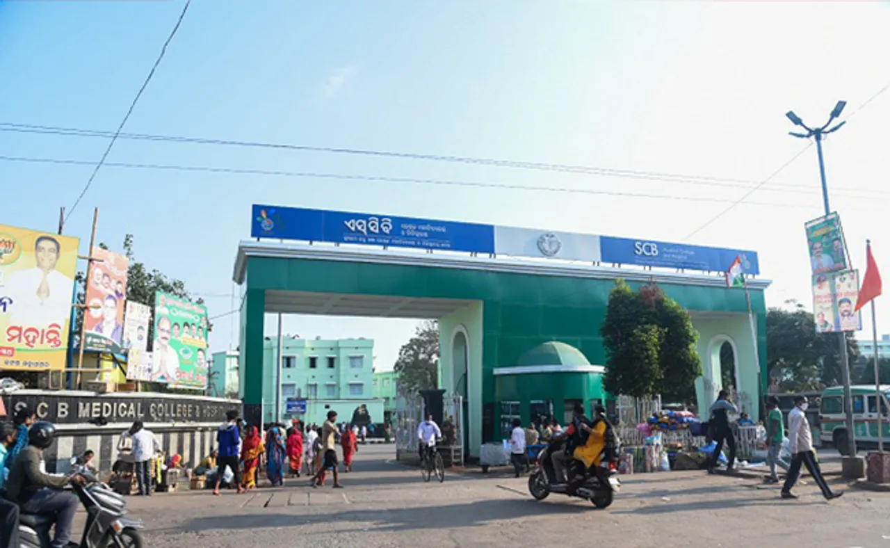 ବେଡ୍ ଉପରେ ଚାଲିଛି ରୋଗୀ ଚିକିତ୍ସା, ତଳେ ପଡ଼ିଛି ମୃତଦେହ