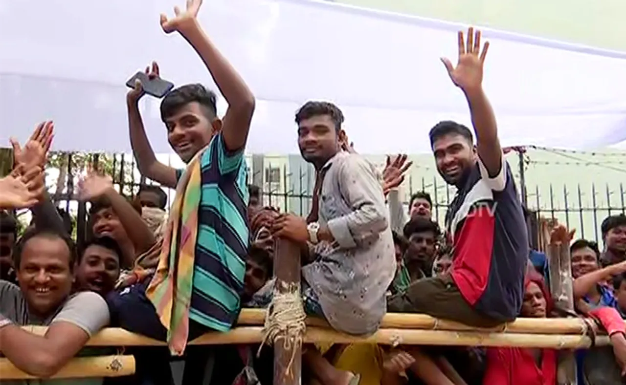 କ୍ରିକେଟ୍‌ କ୍ରେଜ୍‌: ଟିକେଟ୍‌ ପାଇଁ ରାତିରୁ ଲାଇନ୍‌ ଲଗାଇଛନ୍ତି ଲୋକେ