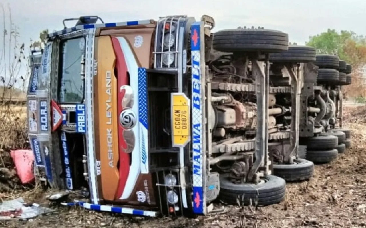 ବିଲକୁ ଓଲଟି ପଡ଼ିଲା ଗାଜର ବୋଝେଇ ଟ୍ରକ୍