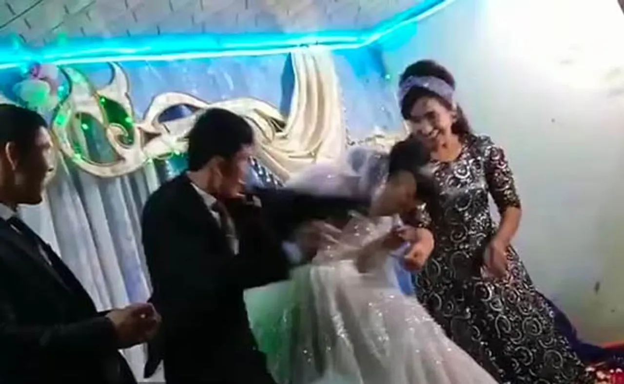 ମଞ୍ଚ ଉପରେ କନିଆଁକୁ ମାଡ଼ ମାରିଲା ବର