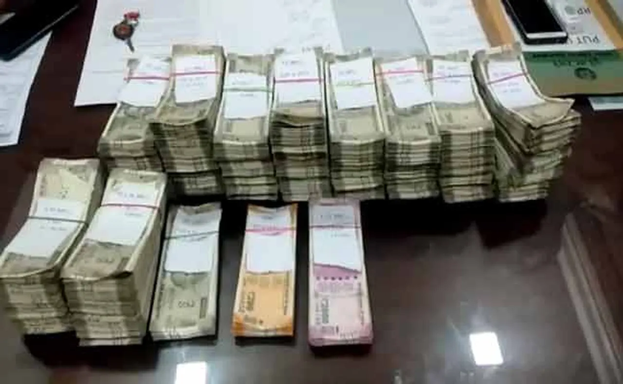 ଲଗେଜ ସ୍କାନିଂ ବେଳେ ଯାତ୍ରୀଙ୍କ ବ୍ୟାଗରୁ ବାହାରିଲା ବିଡ଼ା ବିଡ଼ା ଟଙ୍କା