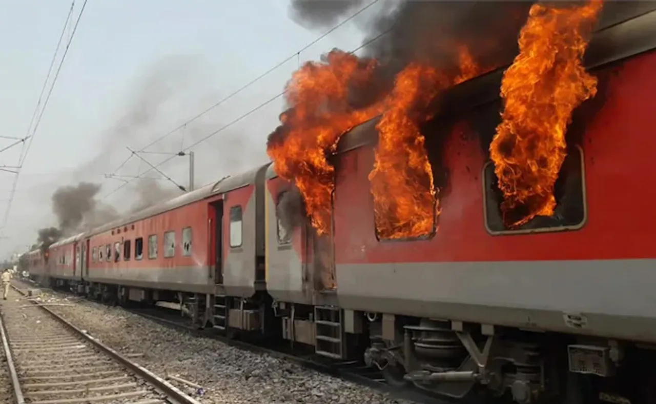 ‘ଅଗ୍ନିପଥ’ ହିଂସା: ୩୪୦ଟି ଟ୍ରେନ୍ ପ୍ରଭାବିତ, ଓଡ଼ିଶା ଦେଇ ଯାଉଥିବା ୬ଟି ଏକ୍ସପ୍ରେସ୍ ବାତିଲ