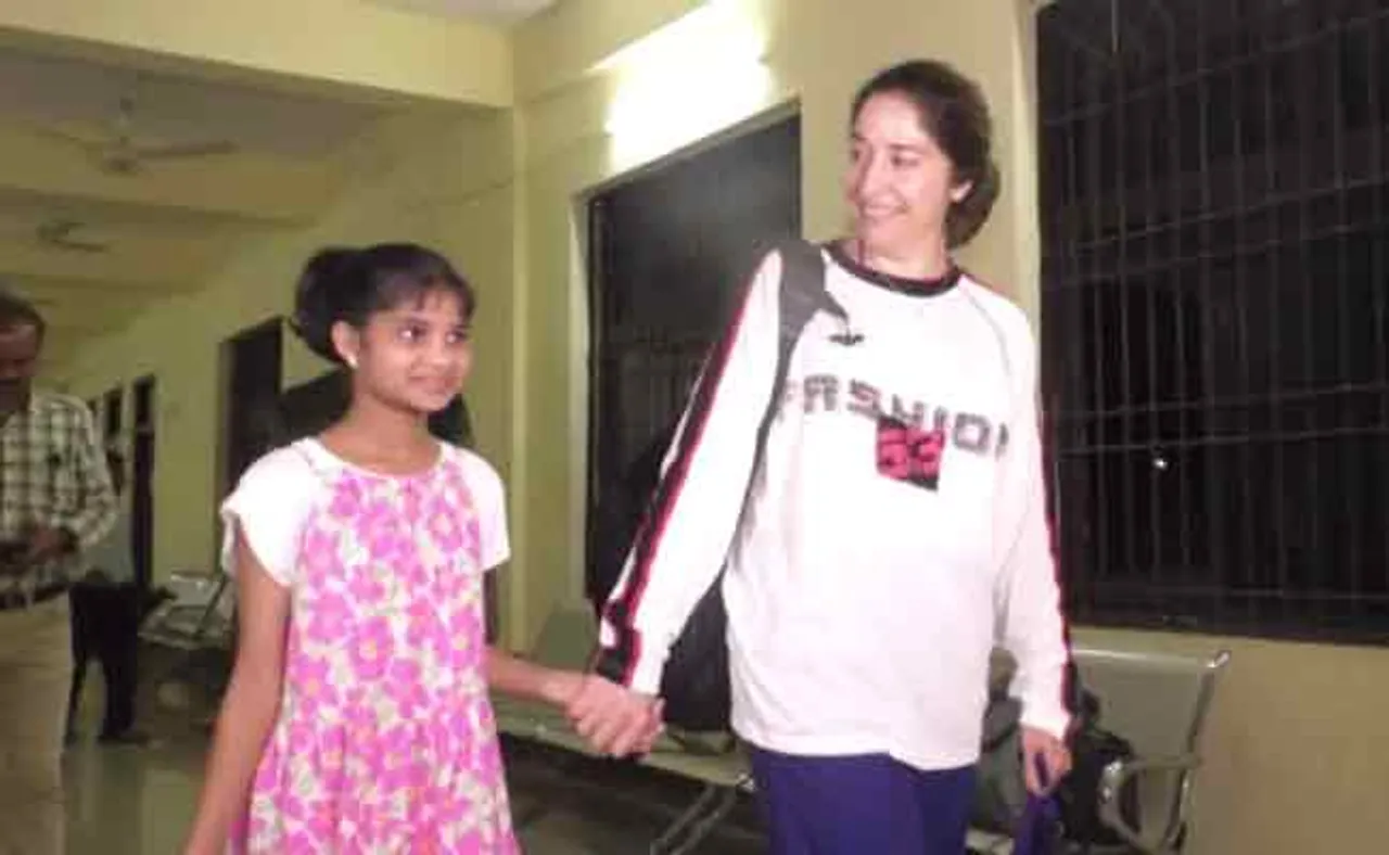 ଅନାଥ ଝିଅକୁ ମିଳିଲା ମାଆର ପଣତ, କୋଳେଇ ନେଲେ ସ୍ପେନୀୟ ମହିଳା