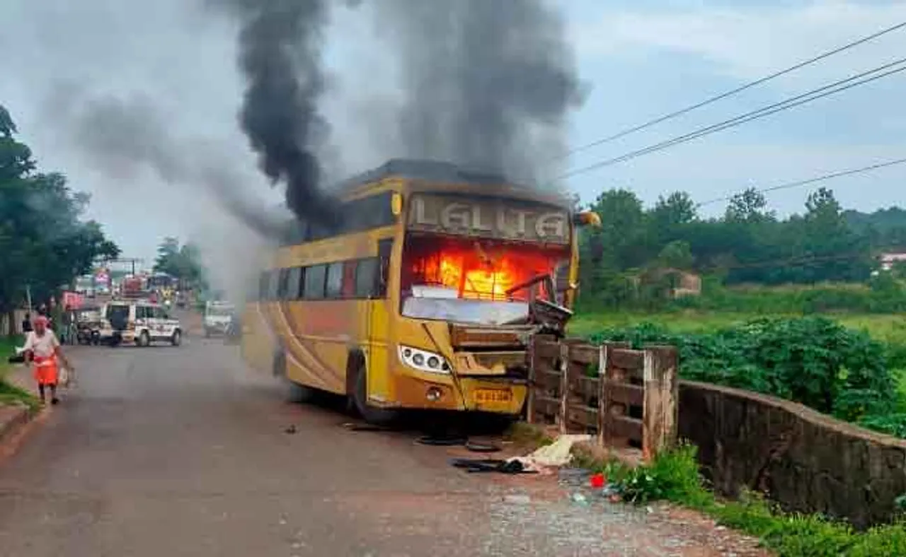 କଲଭର୍ଟରେ ପିଟି ହୋଇ ଜଳିଗଲା ବସ୍‌
