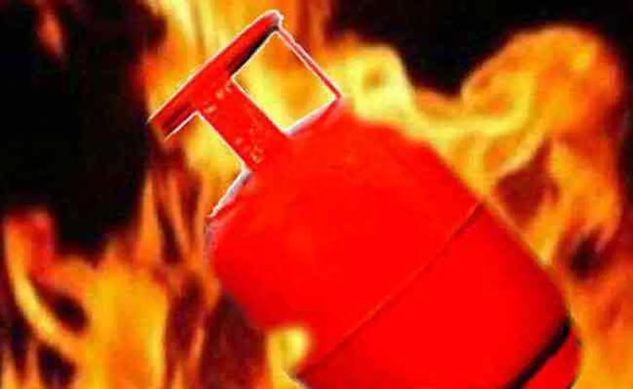 ଗ୍ୟାସ୍ ସିଲିଣ୍ଡର ବିସ୍ଫୋରଣ ଘଟି ୩ ଜୀବନ୍ତ ଦଗ୍ଧ