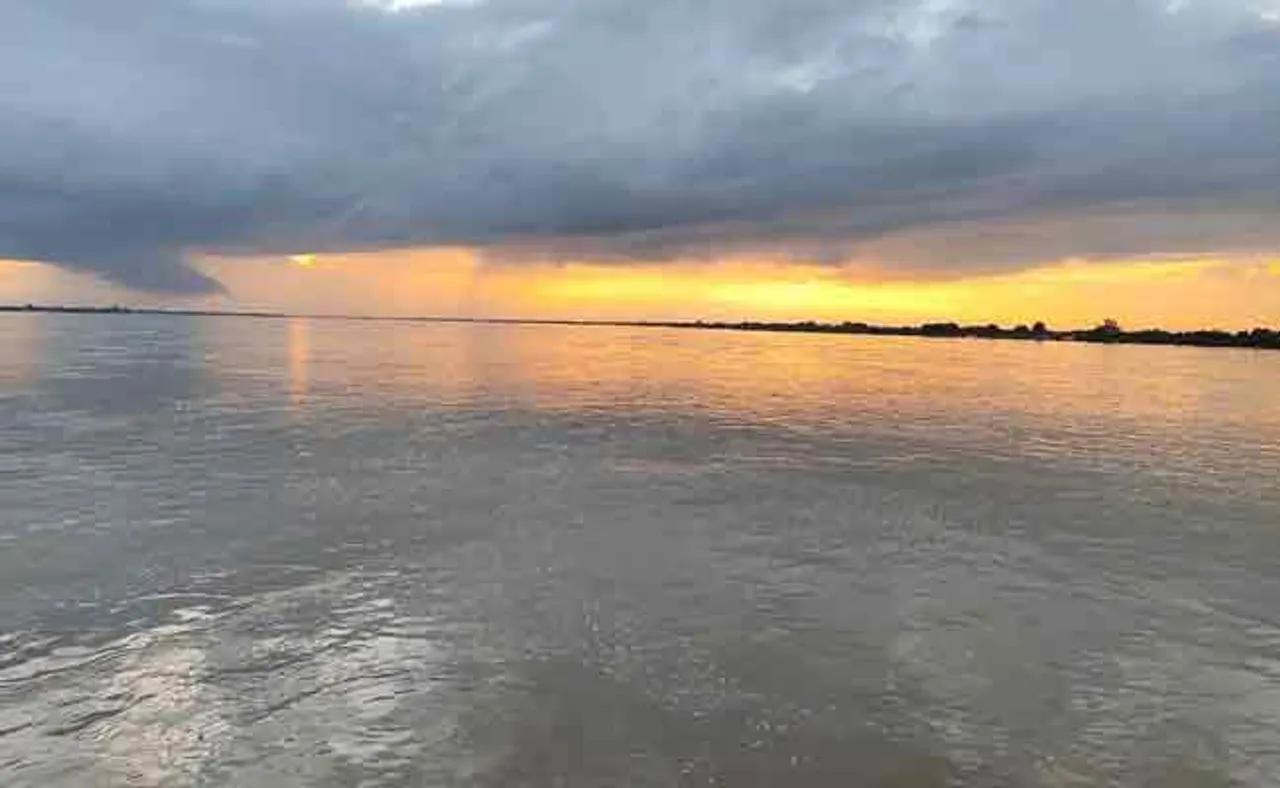 ମହାନଦୀର ପ୍ରଖର ସ୍ରୋତରେ ଭାସିଗଲା ଡଙ୍ଗା, ଅଳ୍ପକେ ବର୍ତ୍ତିଲା ୩୦ ଜୀବନ