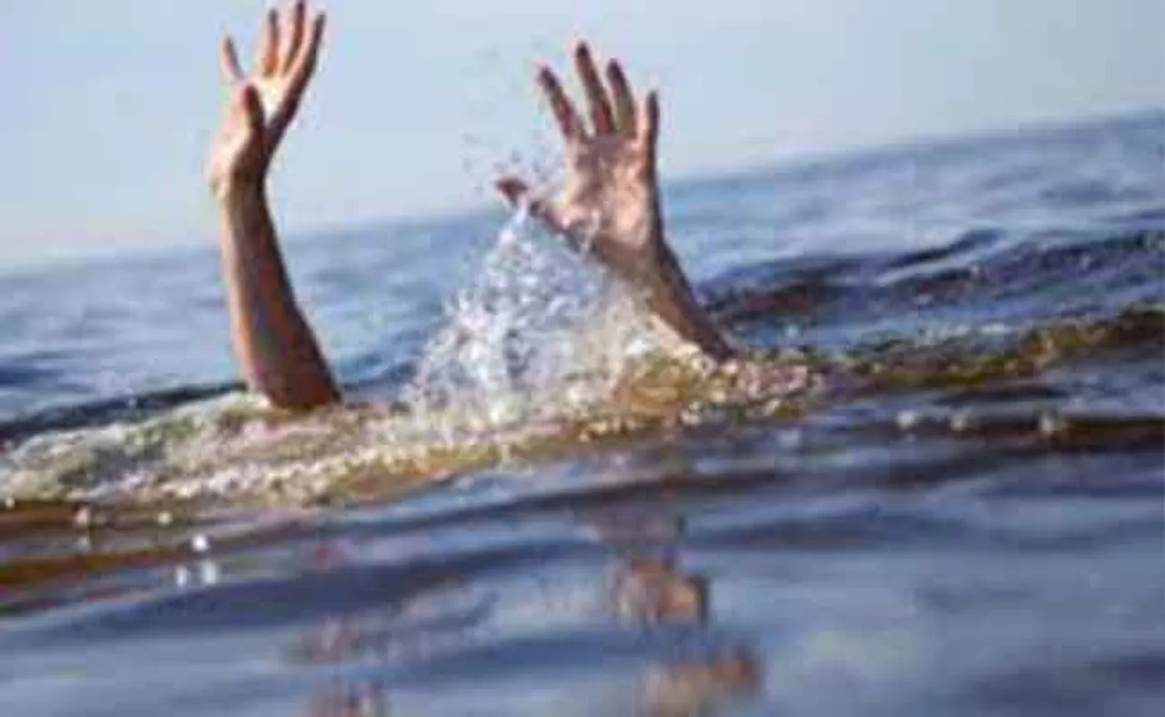 ଘରକୁ ଫେରୁଥିଲେ ଯୁବକ, ସାଇକେଲ ସହ ଭାସିଗଲେ