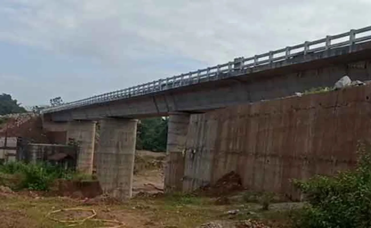 ଖସିପଡ଼ିଲା ସେଣ୍ଟ୍ରିଂ, ଚାପି ହୋଇଗଲେ ଶ୍ରମିକ