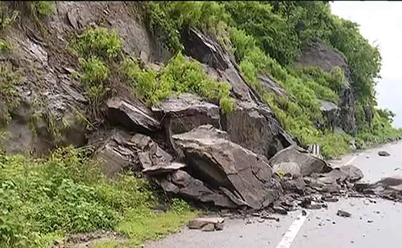 ଲକ୍ଷ୍ମୀଡୁଙ୍ଗୁରୀ ପାହାଡ଼ରେ ଭୂସ୍ଖଳନ, ଯାତାୟାତ ଠପ୍‌