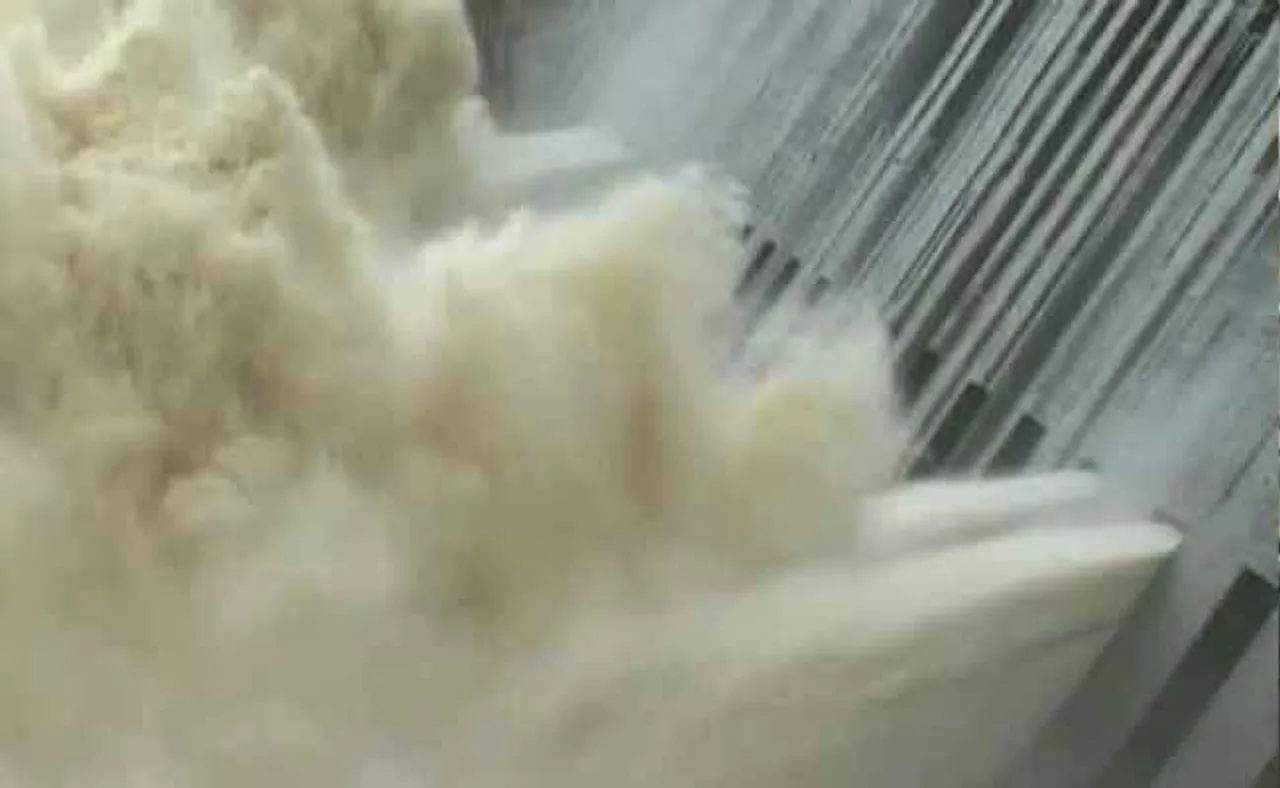 ଖୋଲିଲା ହୀରାକୁଦର ଆଉ ୪ଗେଟ୍, ତଳିଆ ଅଞ୍ଚଳକୁ ଘାରିଲା ବନ୍ୟା ଭୟ