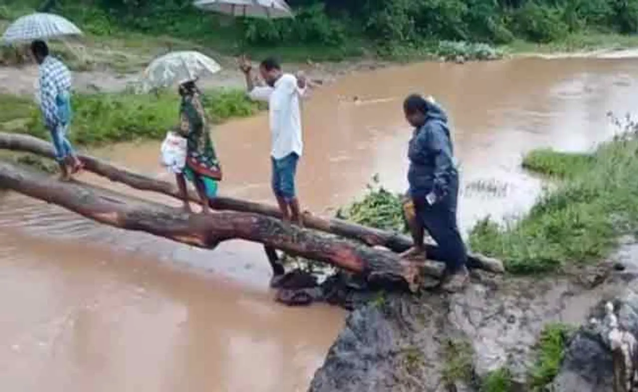 ପଡ଼ିଲା ବିଦ୍ୟୁତ୍‌ ଖୁଣ୍ଟ ଓ କାଠ ଗଣ୍ଡି; ରୋଗୀଙ୍କ ପାଖରେ ପହଞ୍ଚିଲା ମେଡିକାଲ ଟିମ୍‌