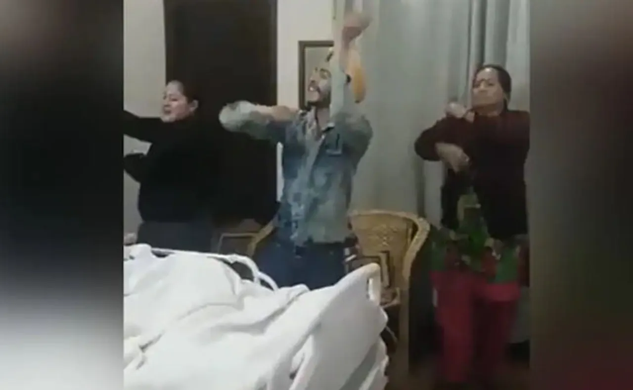 ହସ୍ପିଟାଲ ବେଡ୍‌ରେ ବୃଦ୍ଧ, ଭାଙ୍ଗଡା ନାଚିଲେ ପରିବାର