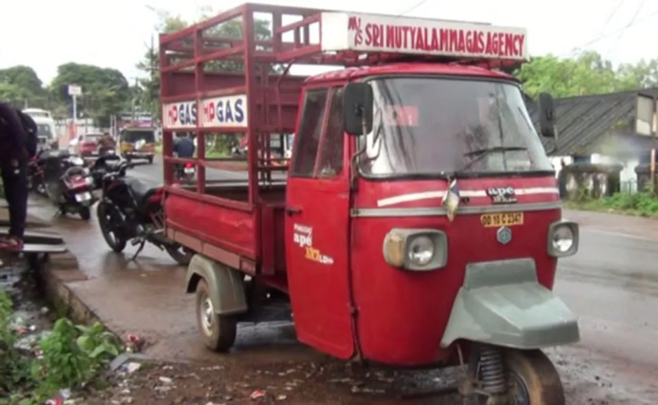 ଅଜବ ନିୟମ! ହେଲମେଟ୍‌ ପିନ୍ଧି ନଥିବାରୁ ଅଟୋ ଚାଳକଙ୍କ କଟିଲା ଚାଲାଣ