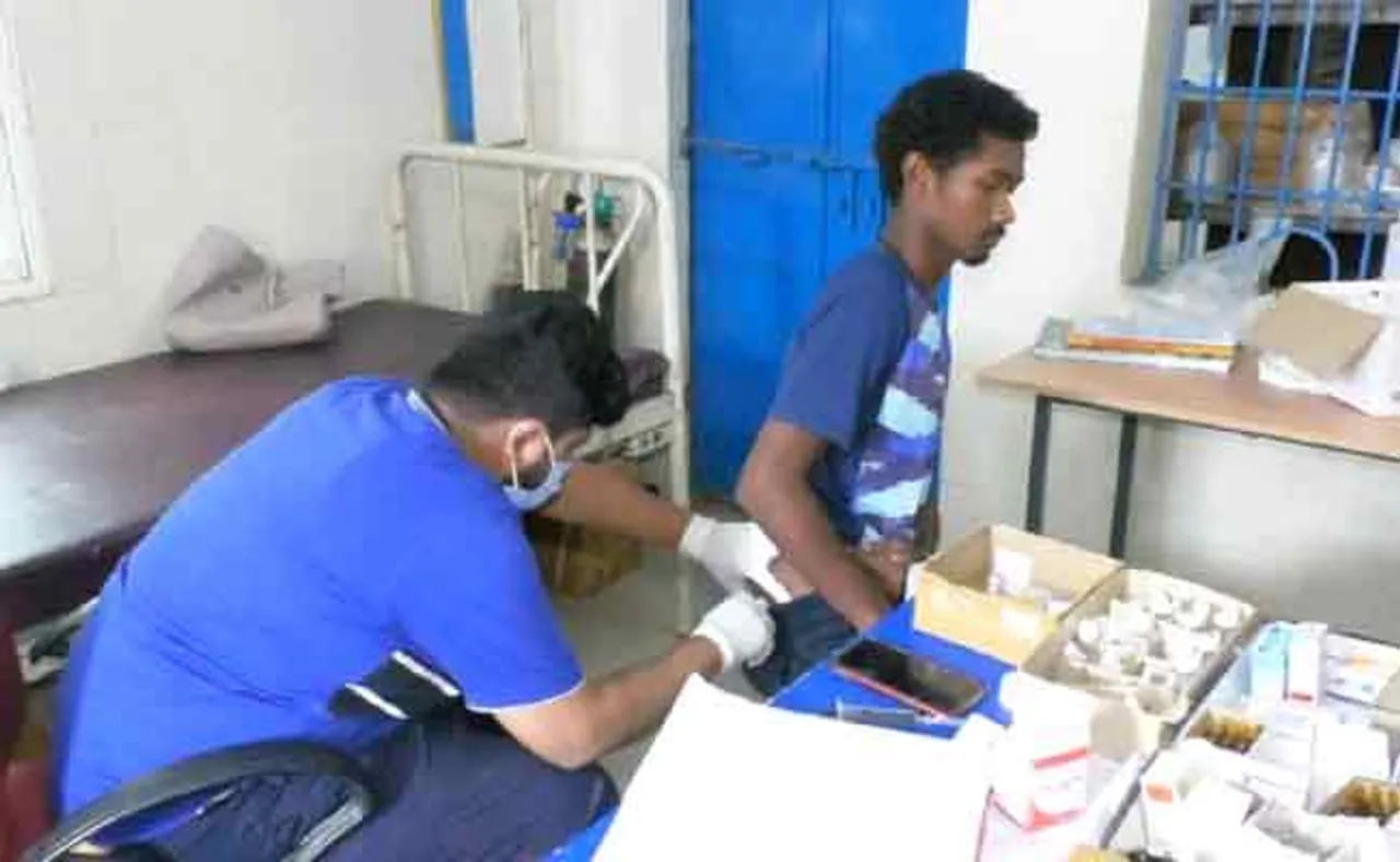 ଡାକ୍ତର କରୁଛନ୍ତି ଷ୍ଟାଫ୍‌ ନର୍ସଙ୍କ କାମ; ଇଞ୍ଜେକ୍‌ସନ୍‌ ଓ ସାଲାଇନ୍‌ ଦେଉଛନ୍ତି