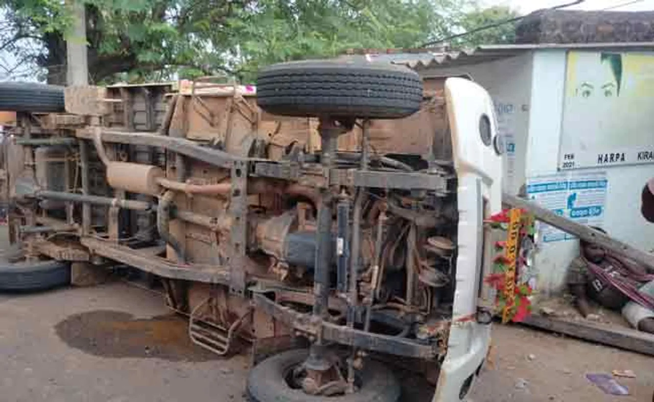 ଘର ଉପରେ ମାଡ଼ିଗଲା ପିକ୍‌ଅପ୍‌ ଭ୍ୟାନ୍‌