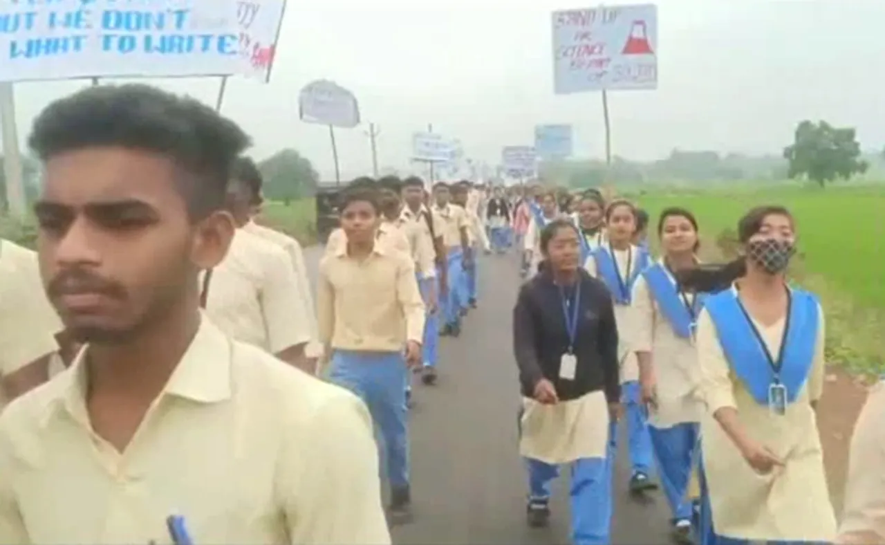 ୱି ୱଣ୍ଟ ଟିଚର୍‌, ଶିକ୍ଷକ ନିଯୁକ୍ତ ଦାବିରେ ୪ କି.ମି ଚାଲିଲେ ଛାତ୍ରଛାତ୍ରୀ