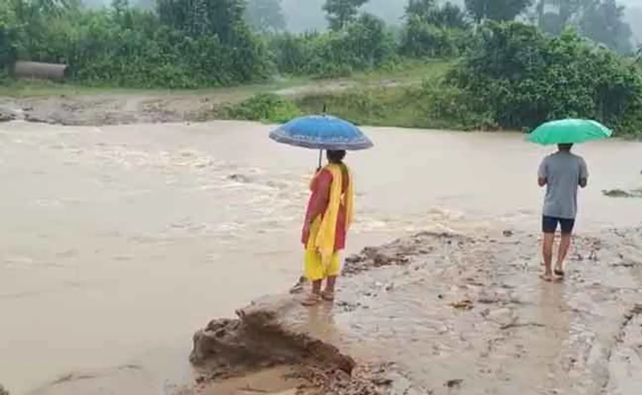 ନଦୀରେ ମାଡ଼ି ଆସିଲା ପାଣି, ଆର ପଟେ ଫସିଛନ୍ତି ଛାତ୍ରଛାତ୍ରୀ