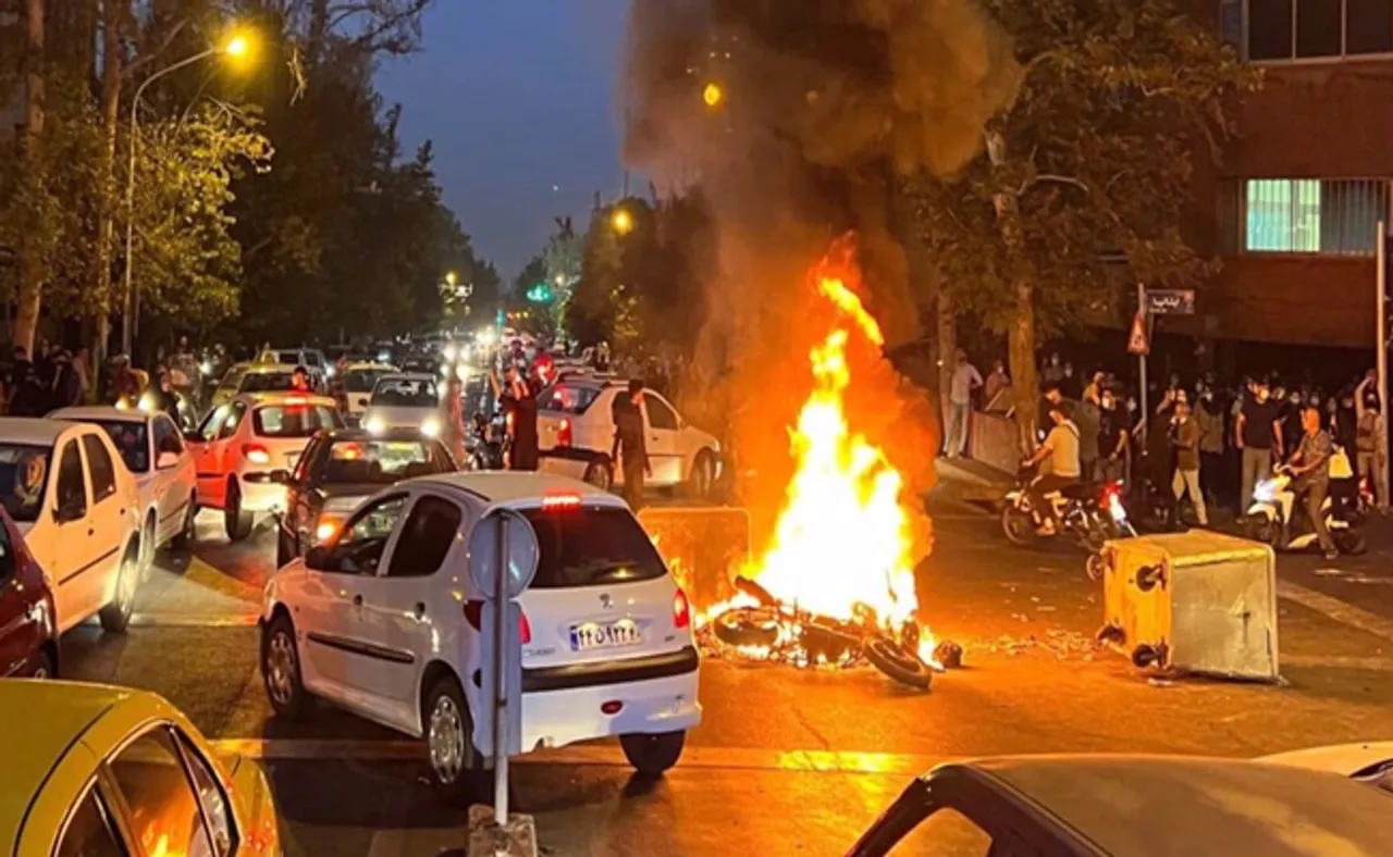 ଥମୁନି ହିଜାବ ବିରୋଧୀ ନିଆଁ, ବିକ୍ଷୋଭକାରୀଙ୍କ ଉପରେ ମିସାଇଲ ମାଡ଼