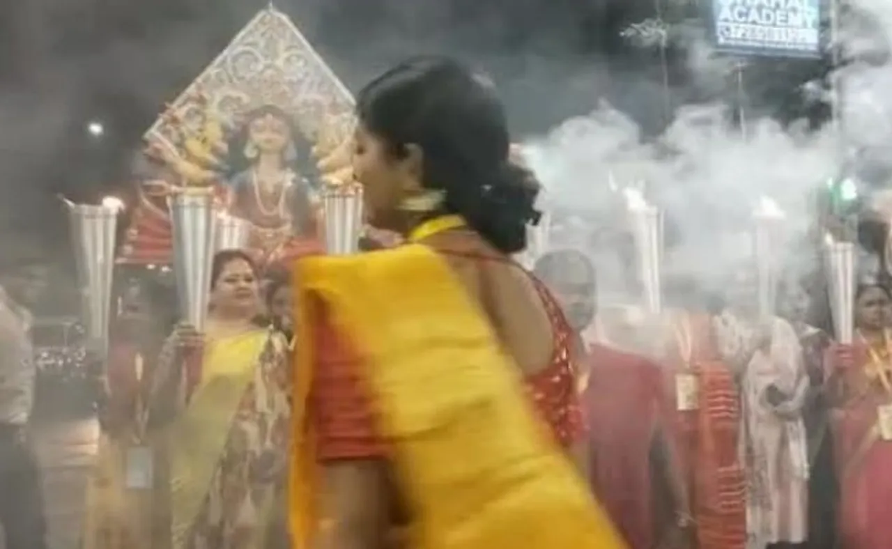 ଭାଙ୍ଗିଲା ଶତାଧିକ ବର୍ଷର ପରମ୍ପରା: ପୁରୁଷ ନୁହେଁ, ଦେବୀ ଦୁର୍ଗାଙ୍କୁ ସ୍ୱାଗତ କଲେ ମହିଳା