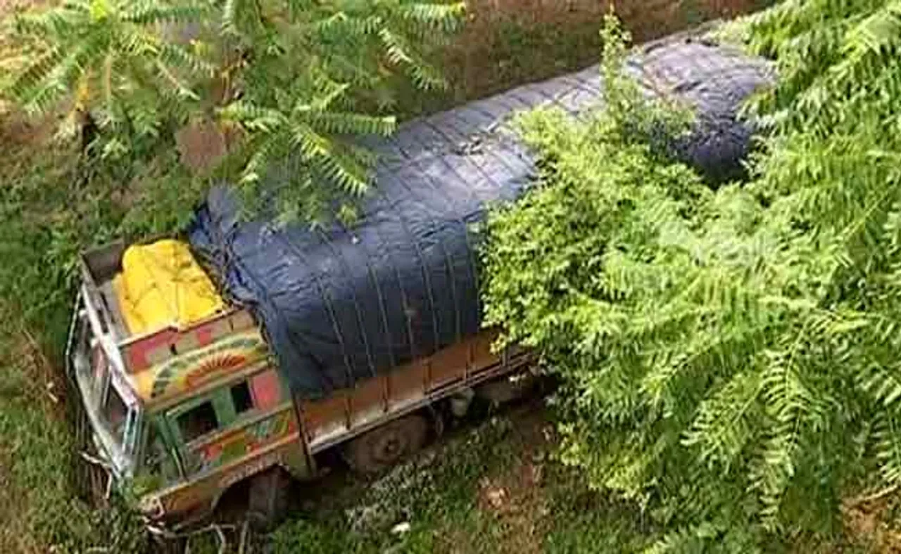 ଡ୍ରାଇଭରଙ୍କ ଆଖି ଲାଖିଗଲା, ବ୍ରିଜ ତଳକୁ ଖସି ପଡ଼ିଲା ଟ୍ରକ୍‌