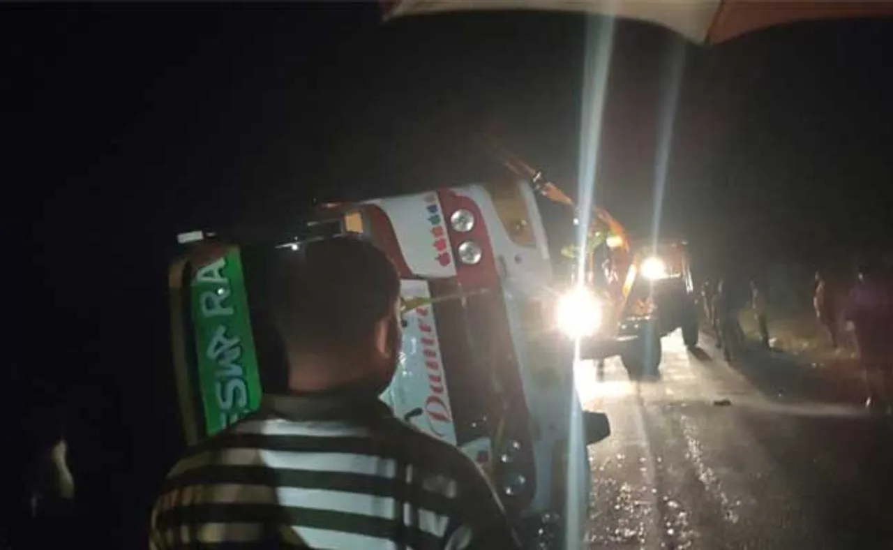 ଓଲଟି ପଡ଼ିଲା ବସ୍‌; ବ୍ୟାଙ୍କ ମ୍ୟାନେଜର ମୃତ, ୪ ଆହତ