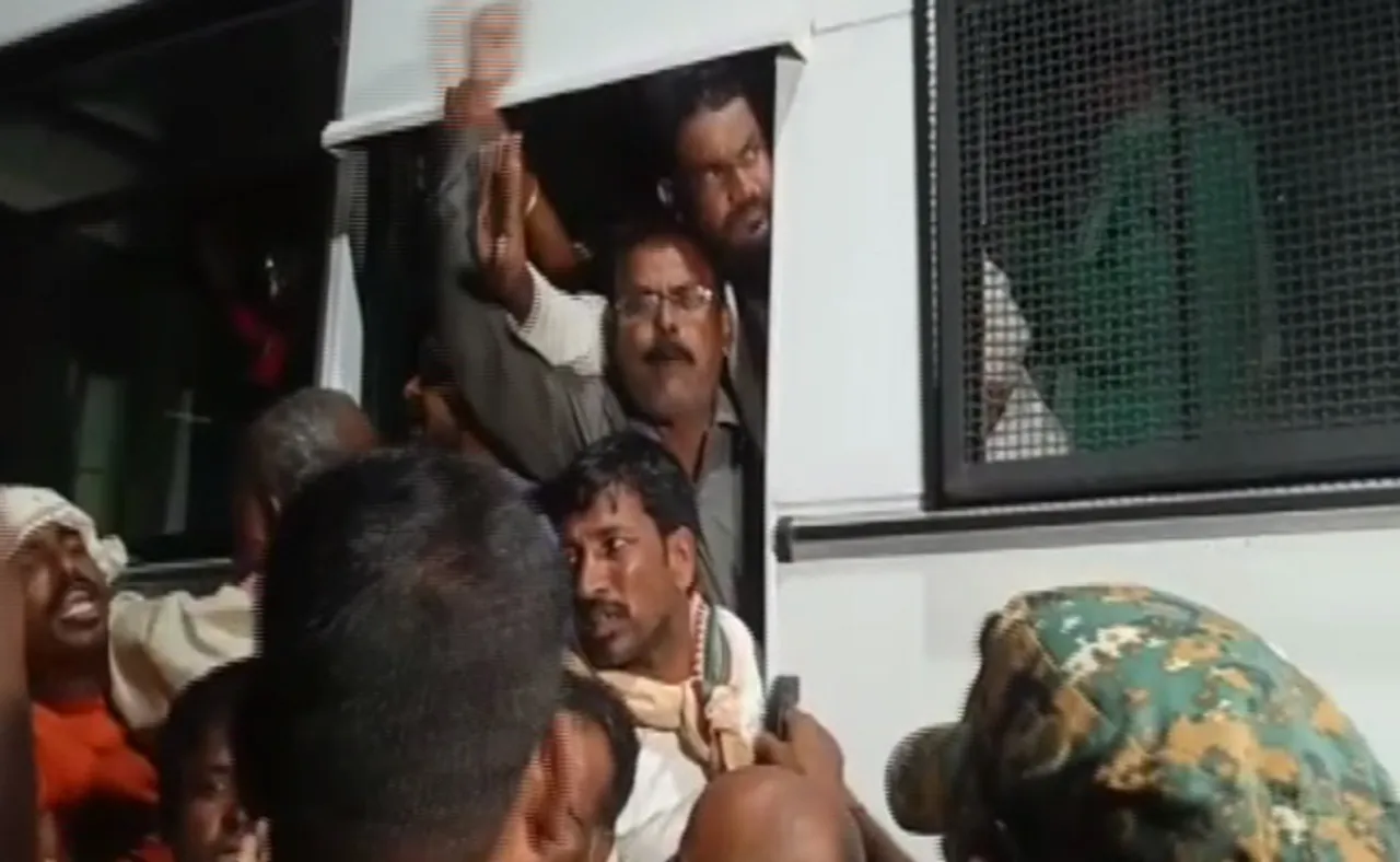 ଚାଷୀଙ୍କ ରଣହୁଙ୍କାର ଦେଖି ପୁଲିସ୍ ଛାନିଆ, ରାତାରାତି ଉଠାଇ ନେଲା