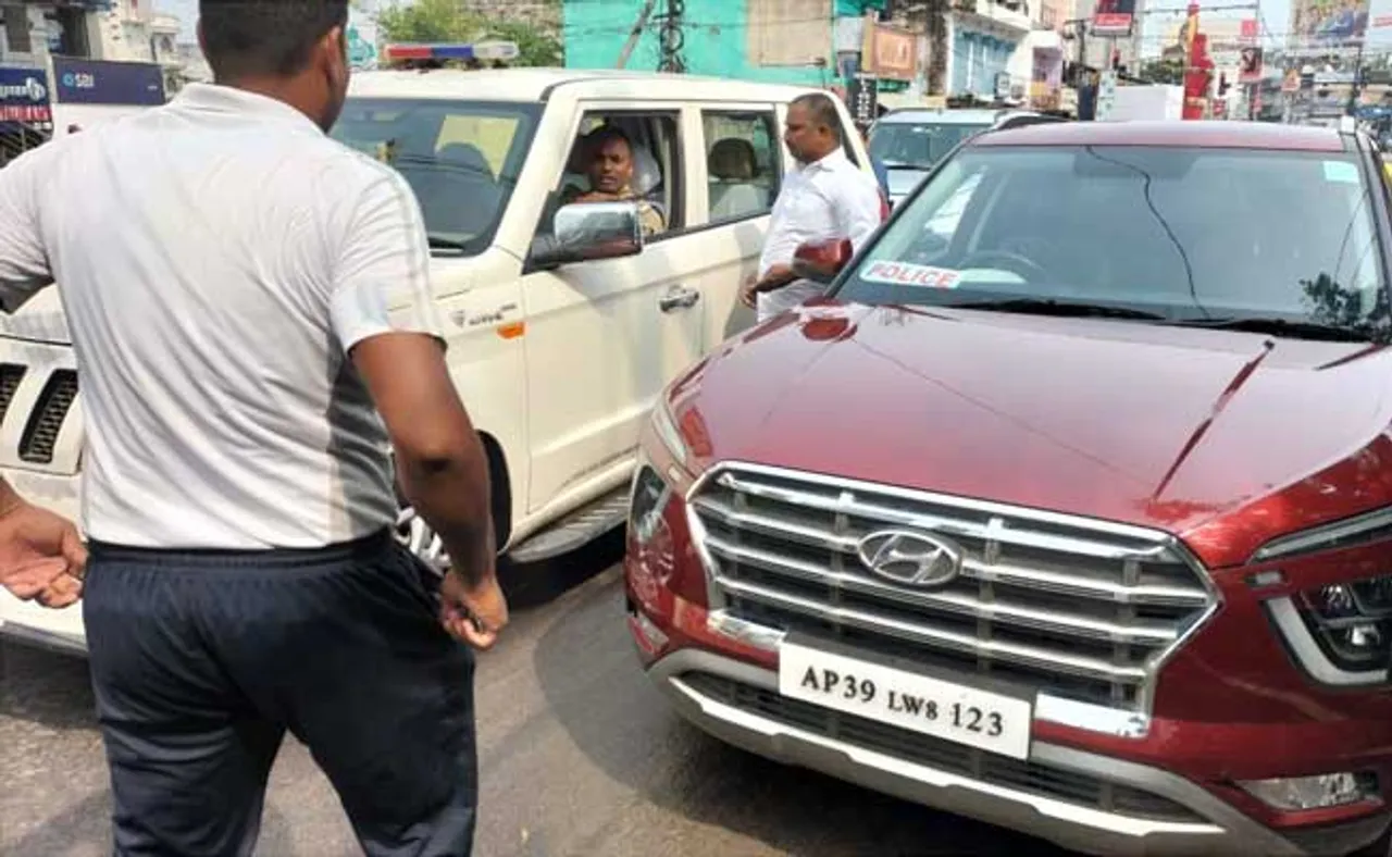 କାର୍‌ରେ ପୁଲିସ ବୋର୍ଡ ଲଗାଇ ବୁଲୁଥିଲେ, ଏସ୍‌ପି ଧରିପକାଇଲେ