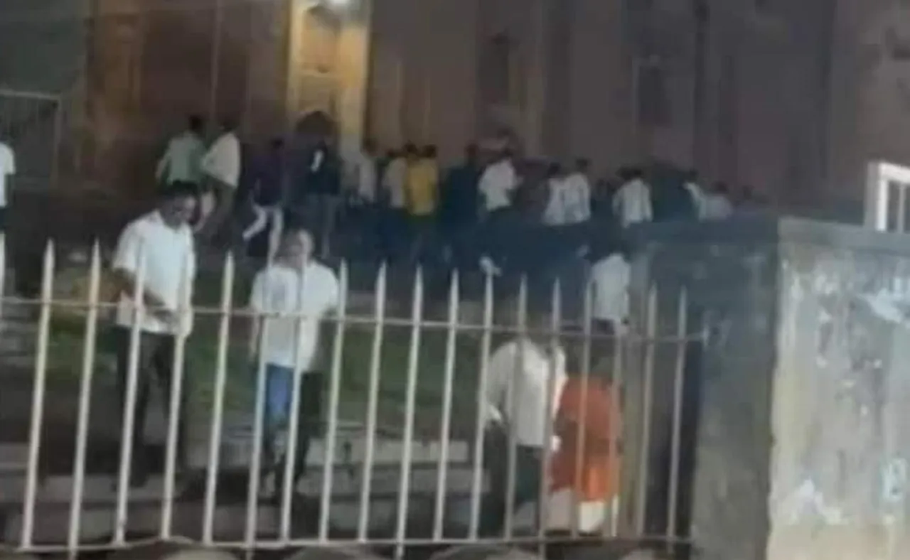 ଦଶହରା ରାଲି ବେଳେ ଐତିହ୍ୟସମ୍ପନ୍ନ ମଦ୍ରାସା ଭାଙ୍ଗି ପୂଜାର୍ଚ୍ଚନା ଅଭିଯୋଗ