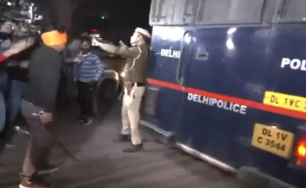 ଅଫତାବକୁ ନେଇ ଯାଉଥିବା ପୁଲିସ ଭ୍ୟାନ ଉପରେ ଆକ୍ରମଣ