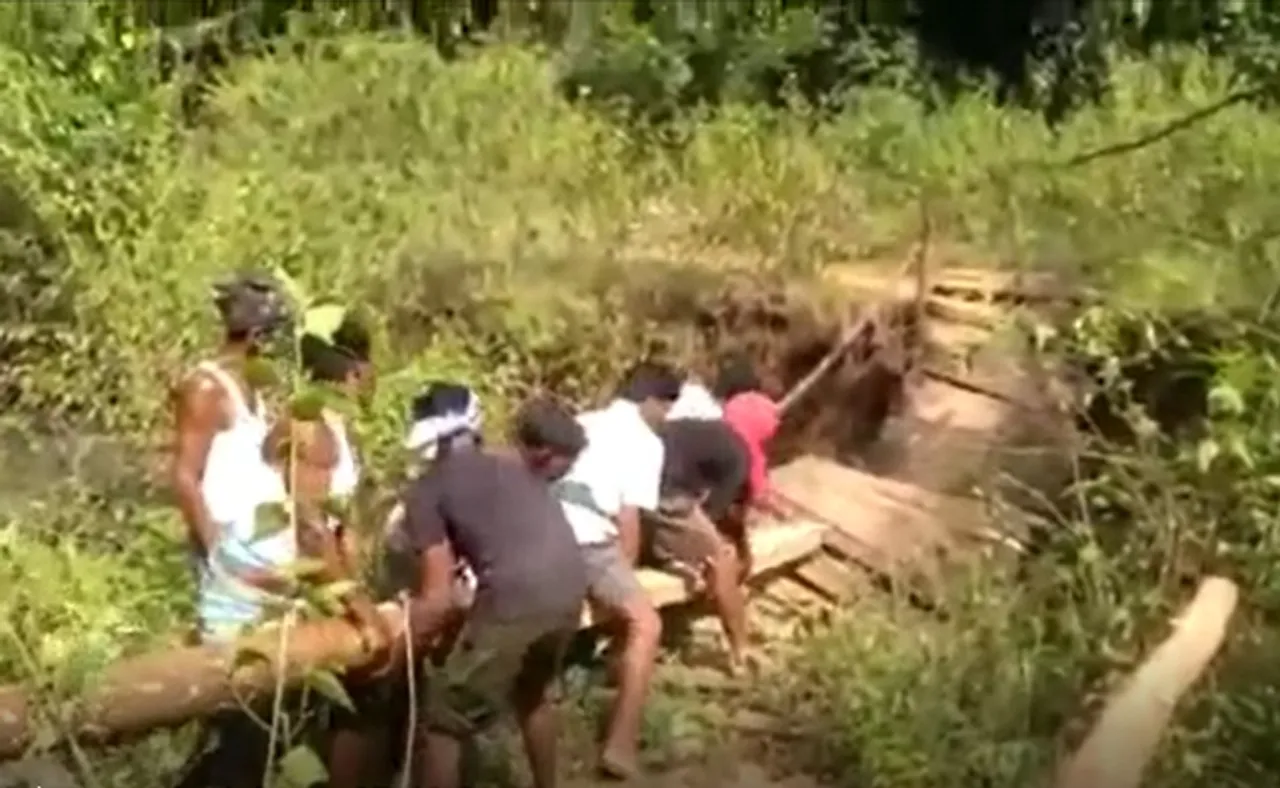 ଶୁଣିଲାନି ପ୍ରଶାସନ! ପିଲାଙ୍କ ସ୍କୁଲ ଯିବା ପାଇଁ କାଠ ପୋଲ ମରାମତି କଲେ ଲୋକେ