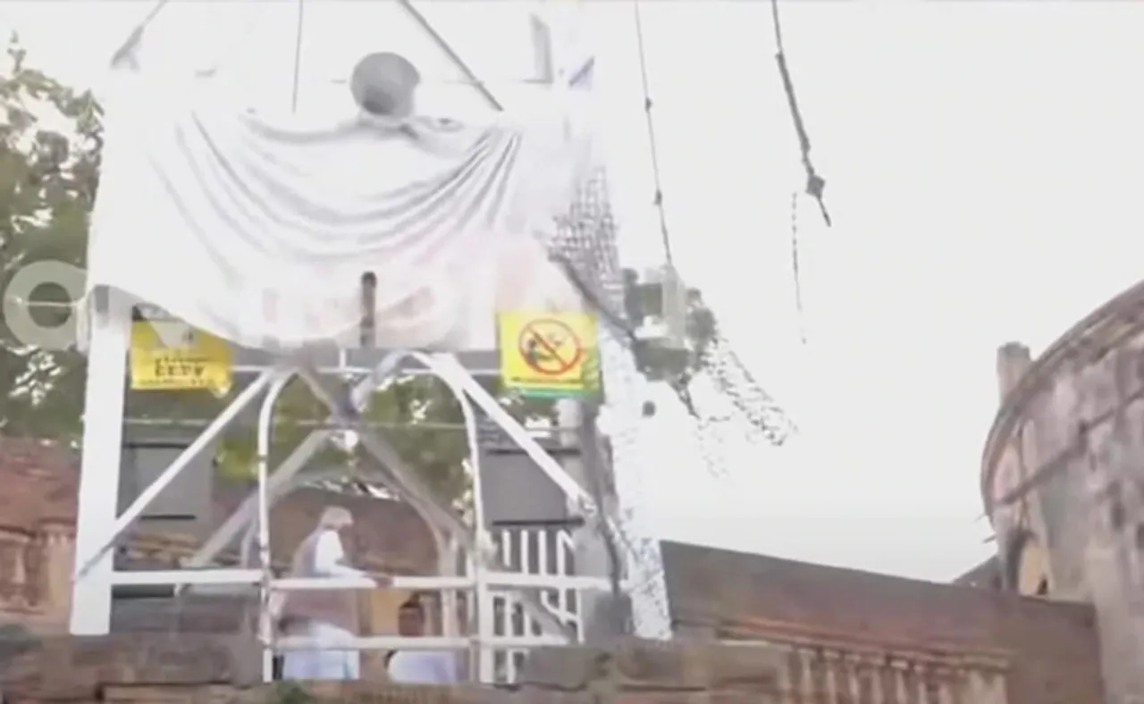 ଛିଣ୍ଡି ପଡ଼ିଥିବା ଝୁଲାପୋଲ ପାଖରେ ମୋଦି, କମ୍ପାନୀ ନାଁକୁ ଲୁଚା ଗଲା