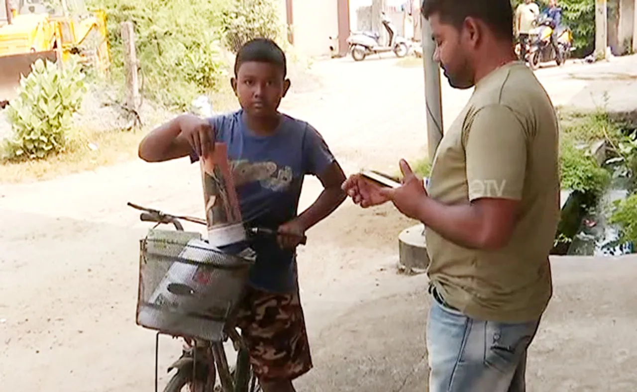 ପେପର ବିକି ସ୍କୁଲ ଯାଏ, ଫେରିଲେ ଦୋକାନରେ କାମ କରେ