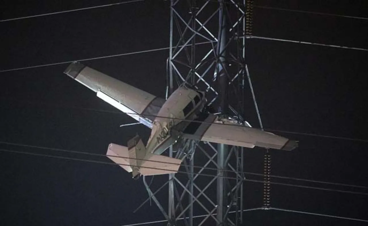 ବିଦ୍ୟୁତ ଖୁଣ୍ଟରେ ଧକ୍କା ହେଲା ବିମାନ, ଅନ୍ଧାରରେ ୯୦ ହଜାର ଲୋକ