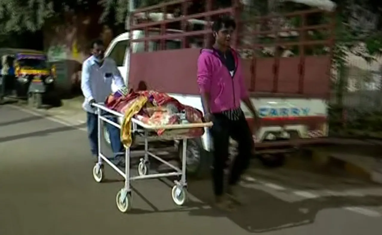 ରାଜଧାନୀରେ କରୁଣ ଚିତ୍ର; ମା’ ଶବକୁ ଷ୍ଟ୍ରେଚରରେ ବୋହିଲେ ପୁଅ