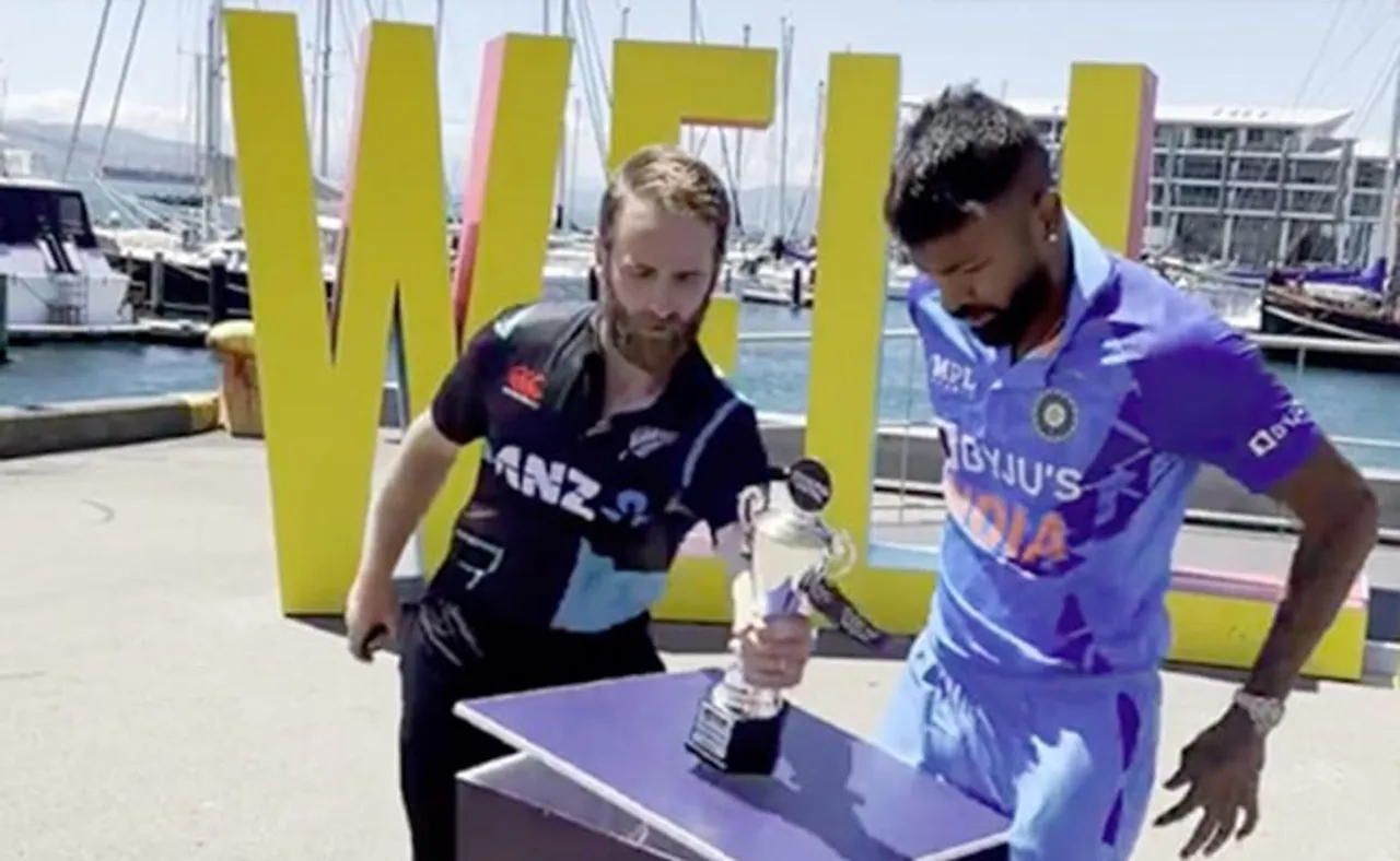 ସିରିଜ ଆରମ୍ଭରୁ ପୂର୍ବରୁ ଭାଙ୍ଗି ଯାଇଥାଆନ୍ତା ଟ୍ରଫି, ଦେଖନ୍ତୁ ଭିଡିଓ