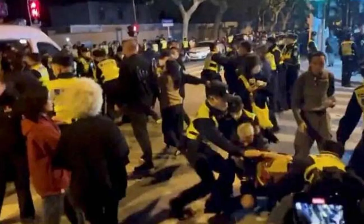 ଜିରୋ କୋଭିଡ ପଲିସିକୁ ନେଇ ତୁମୁଳକାଣ୍ଡ, ରାସ୍ତାକୁ ଓହ୍ଲାଇଲେ ହଜାର ହଜାର ଲୋକ