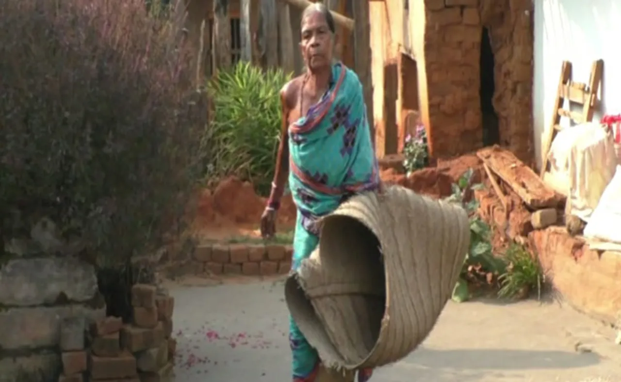 ଗାଁରେ କାହାରି ଘରେ ନାହିଁ ଖଟ, ଶୋଇଲେ ଓଲଟି ପଡୁଛି!