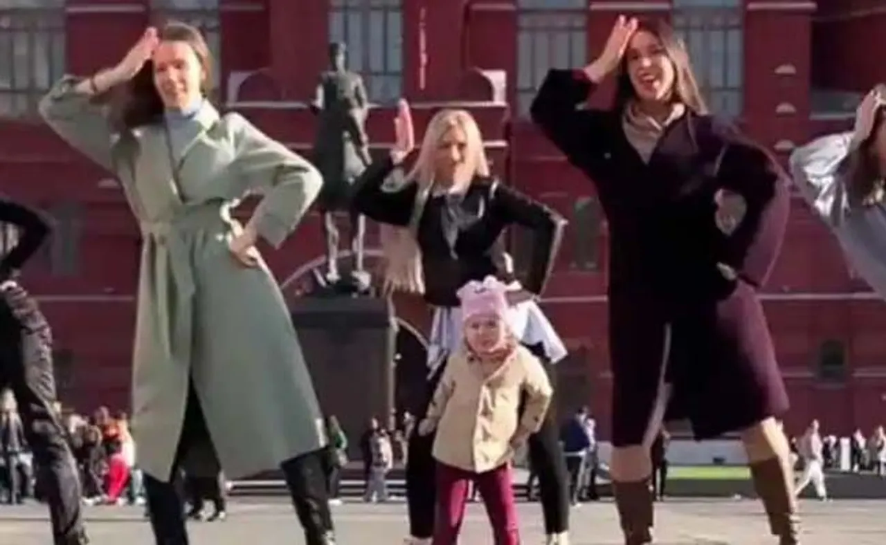 ରୁଷ ଯୁବତୀଙ୍କୁ ଘାରିଲା ‘ପୁଷ୍ପା’ ଫିଭର୍‌, ସାମି ସାମି ଗୀତରେ ଧୁମ୍ ନାଚିଲେ