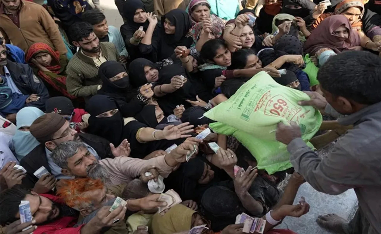 କାଙ୍ଗାଳ ପାକିସ୍ତାନରେ ଅଟା ଓ ମଇଦା ପାଇଁ ଭୟଙ୍କର ସଂଘର୍ଷ, ଭିଡିଓ ଭାଇରାଲ