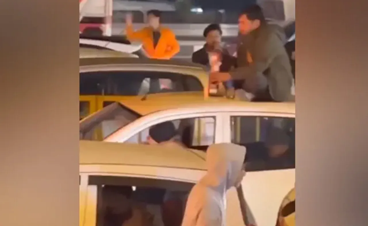 ଟ୍ରାଫିକ ଜାମ ହେବାରୁ କାର୍‌ ଛାତରେ ବସି ମଦ ପିଇଲେ, ଦେଖନ୍ତୁ ଭିଡିଓ