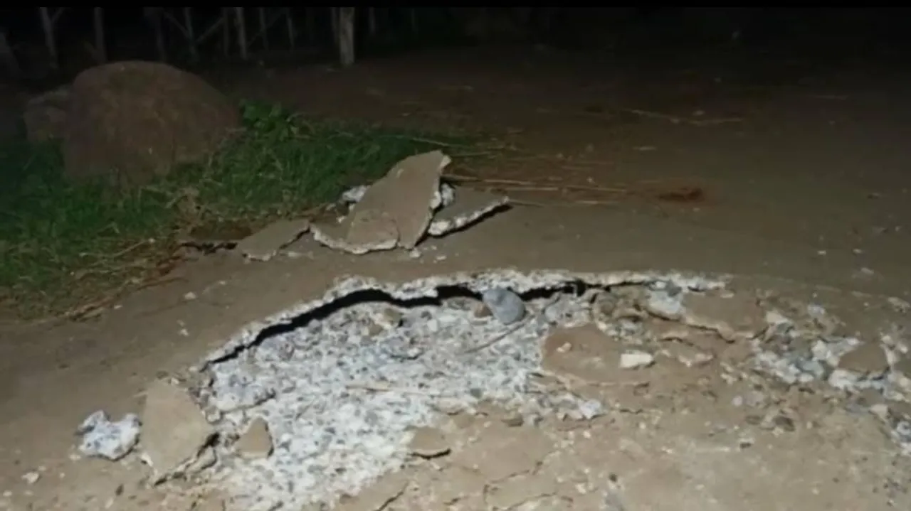 ଭୀଷଣ ଶବ୍ଦ କରି ଫାଟିଗଲା ଗାଁ ରାସ୍ତା, ଲୋକେ ଆତଙ୍କିତ