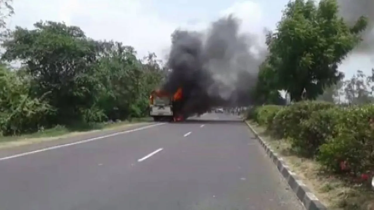 ରାସ୍ତାରେ ଜଳିଗଲା ଯାତ୍ରୀବାହୀ ବସ୍