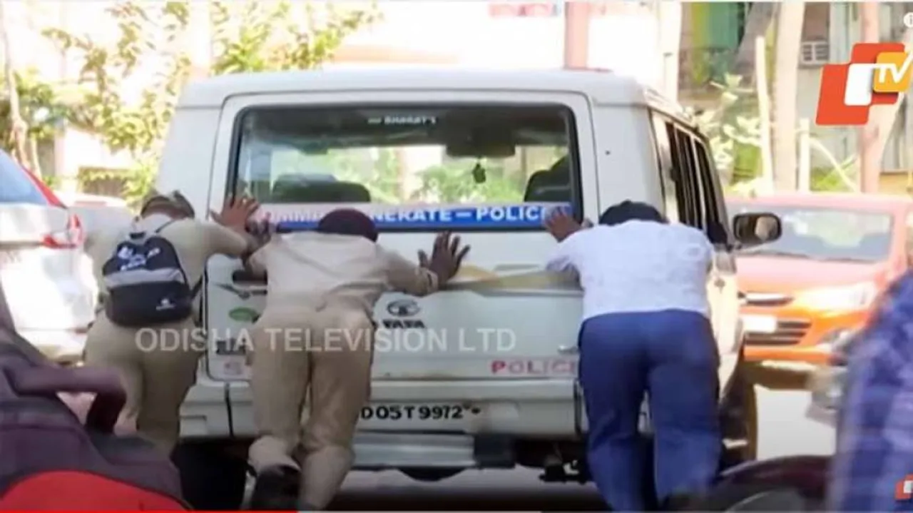 ପୋଲିସ୍‌ ପେଲୁଛନ୍ତି ପୋଲିସ୍‌ ଗାଡ଼ି...