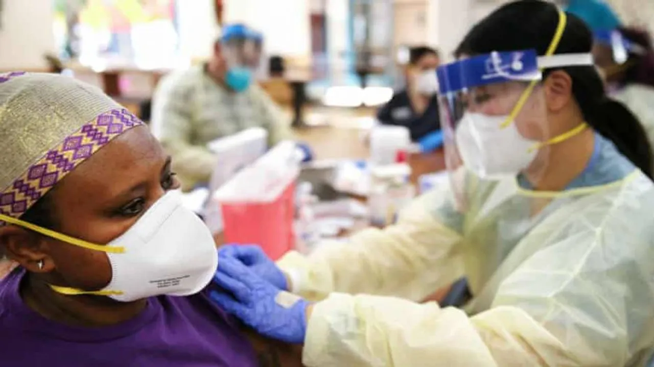 ଜୀବନକୁ ବାଜି ଲଗାଇ ବିଲ ପାହାଡ଼ ଡେଇଁ, ଆଶା-ସ୍ୱାସ୍ଥ୍ୟକର୍ମୀ କରୁଛନ୍ତି ଟିକାକରଣ