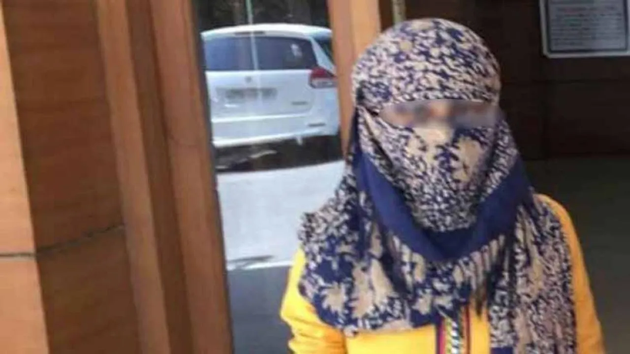 ପ୍ରେମିକଙ୍କ ମୁହଁକୁ ଛୁଇଁବେ ବୋଲି କହି ହେଲ୍‌ମେଟ୍‌ କାଢିଲେ, ଏସିଡ୍‌ ଢାଳିଦେଲେ