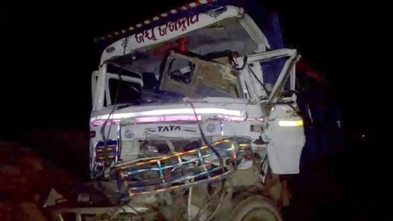 ଚା’ ପିଉଥିବା ମହିଳାଙ୍କ ଉପରେ ମାଡ଼ିଗଲା ଟ୍ରକ୍‌