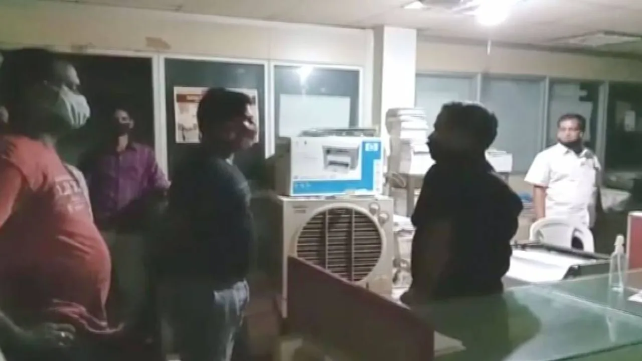 ଜମା ଟଙ୍କା ଆଣିବାକୁ ଯାଇଥିଲେ; ତାଲା ପକାଇ ଅଟକ ରଖିଦେଲେ ଅଫିସ କର୍ମଚାରୀ