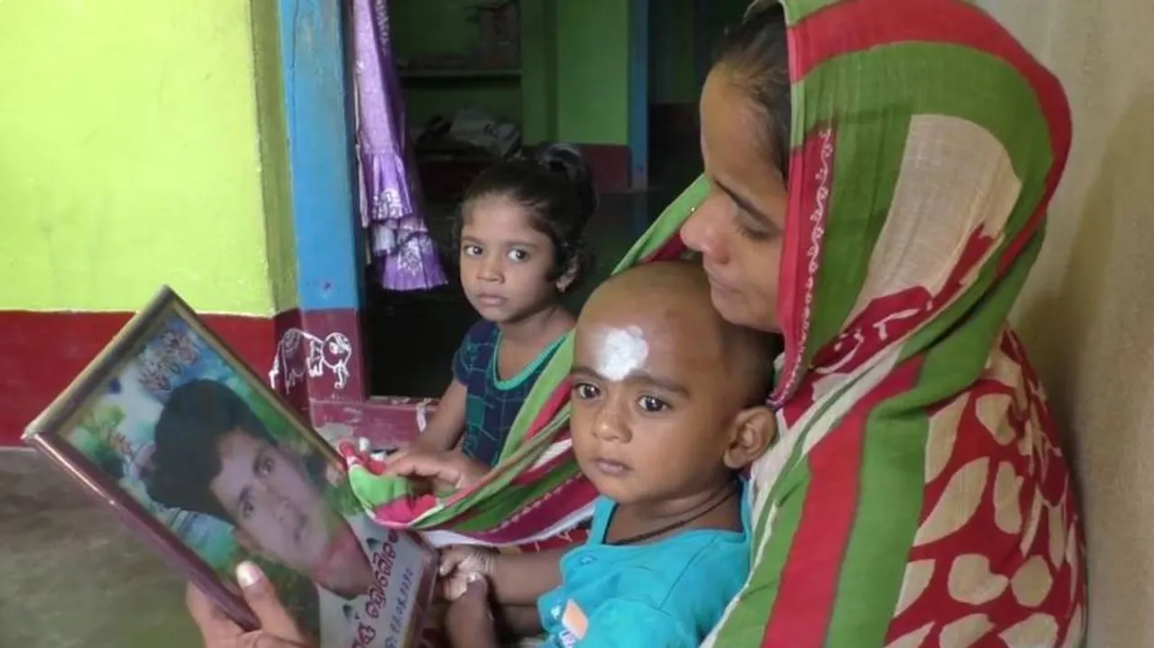 ମନେ ପଡ଼ି ଯାଉଛି ସୁଖର ଦିନ : ସ୍ୱାମୀଙ୍କ ଫଟୋକୁ ଛାତିରେ ଜାବୁଡ଼ି ବାହୁନି କାନ୍ଦୁଛନ୍ତି ବିଧବା ମହିଳା