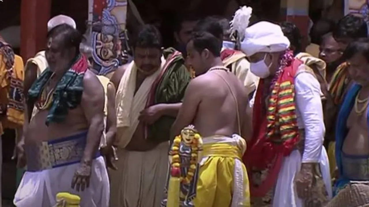 ଛେରାପହଁରା ନୀତି କରୁଛନ୍ତି ମହାରାଜା