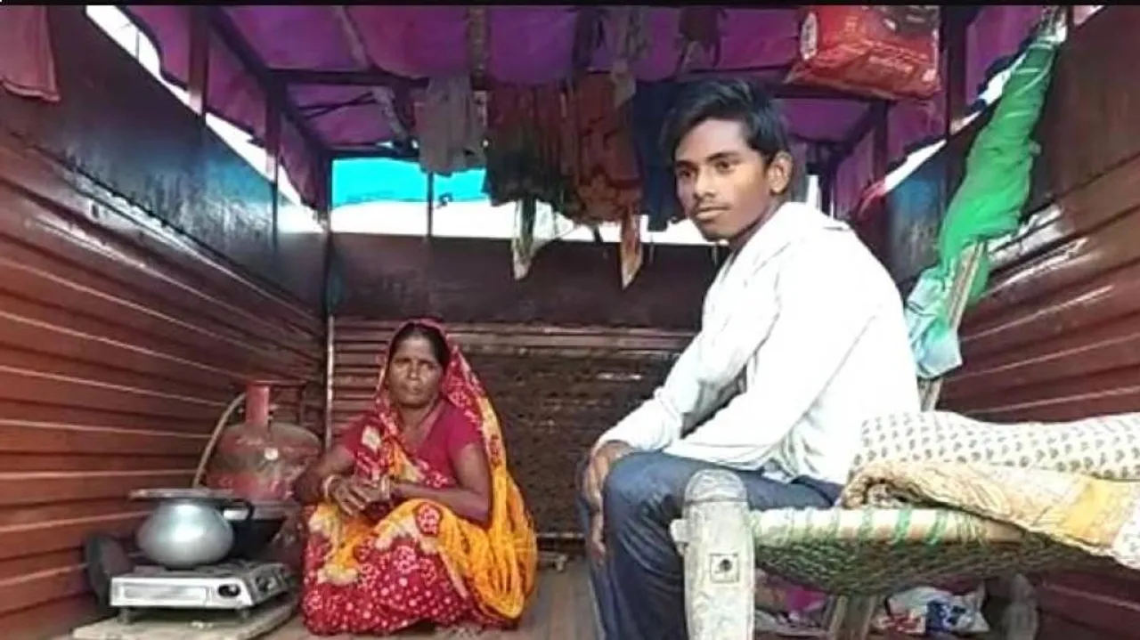 ଟ୍ରକ୍ ପାଲଟିଛି ଘର : ଭିଟାମାଟି ଛାଡ଼ି ରାଜରାସ୍ତାରେ ରହୁଛନ୍ତି ଗାଁ ଲୋକ